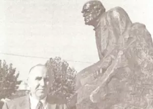 Juan Ricardo Nervi junto a la estatua de <br>Domingo Faustino Sarmiento de Pedro Zonza Briano<br>emplazada en los jardinos del Instituto Félix Fernando Bernasconi<br>@autor